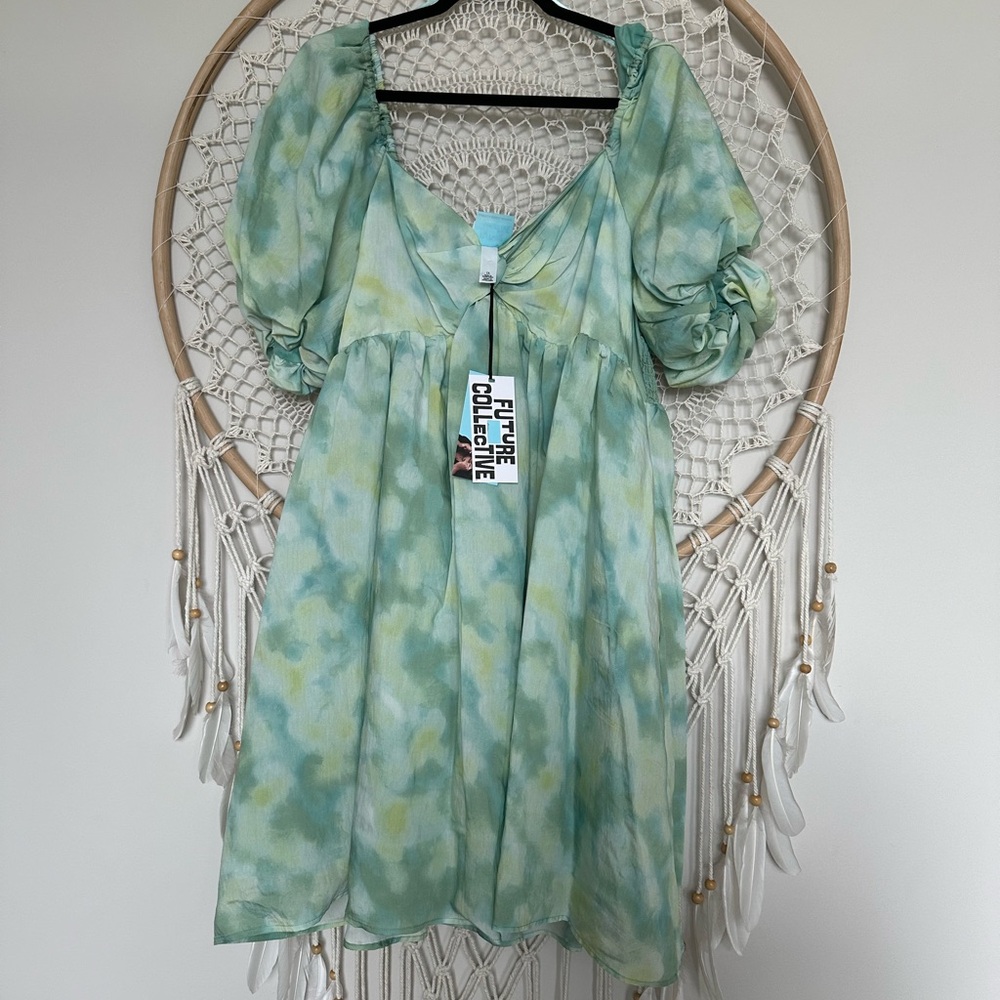 Adorable dress with puff sleeves